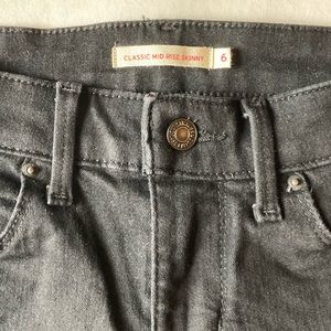 Like new Classic mid rise skinny black Levi’s